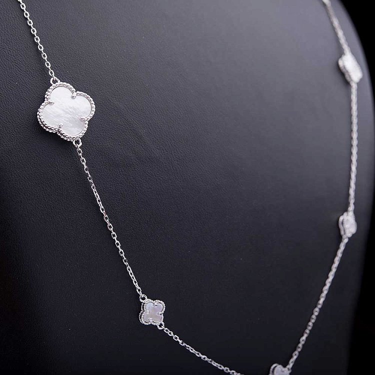 Серебряное колье "Клевер" с перламутром 18169 от ювелирного магазина Оникс - 1