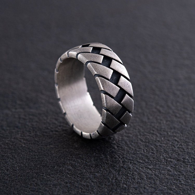 Серебряное кольцо "С принтом шин" 112688 от ювелирного магазина Оникс - 8