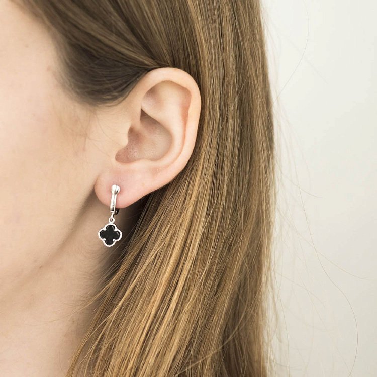 Срібні сережки "Конюшина" з оніксом 122269 від ювелірного магазину Онікс - 2