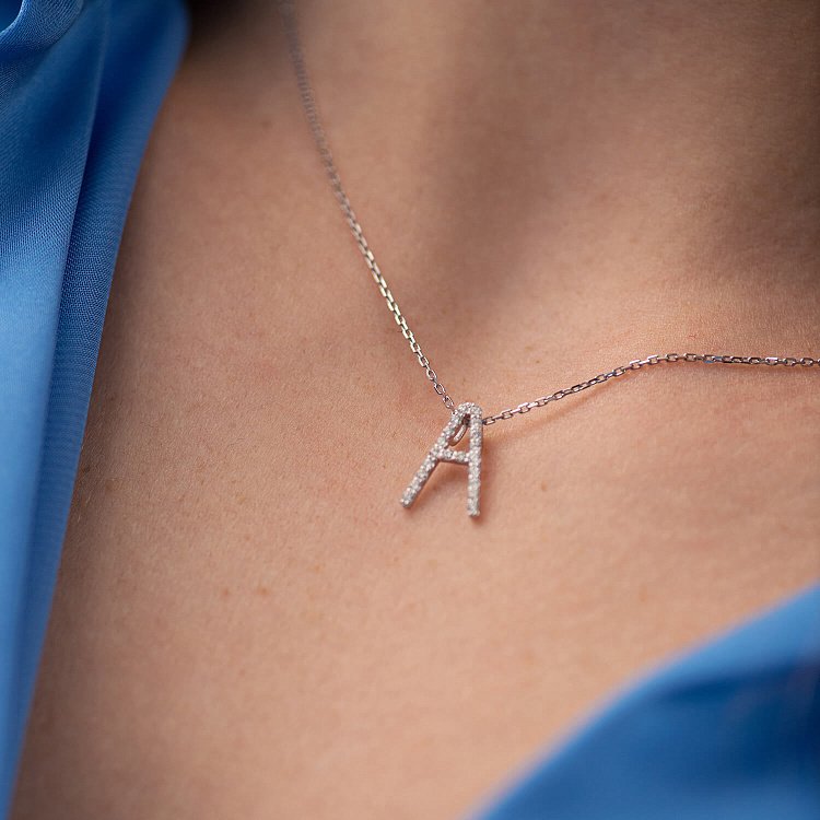 Золоте кольє з літерою "А" з діамантами 133651121 від ювелірного магазину Онікс