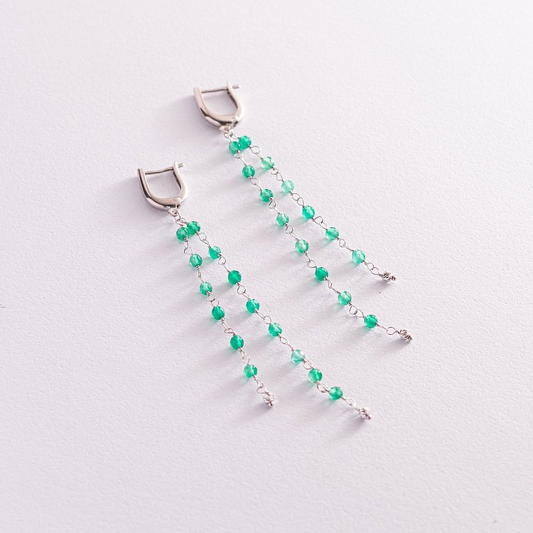 Серебряные висячие серьги с зелеными камнями 123077 от ювелирного магазина Оникс