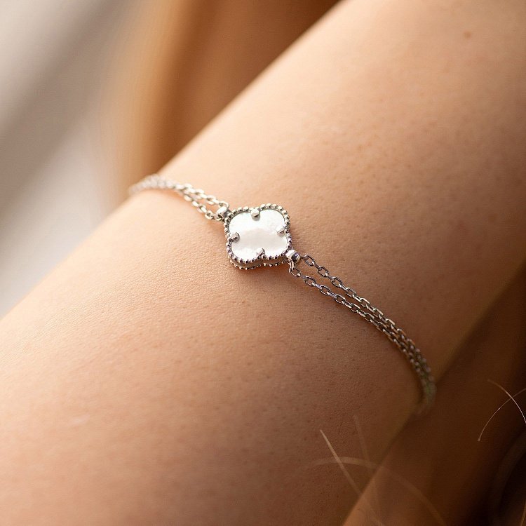 Срібний браслет "Конюшина" з перламутром 141713 від ювелірного магазину Онікс - 3