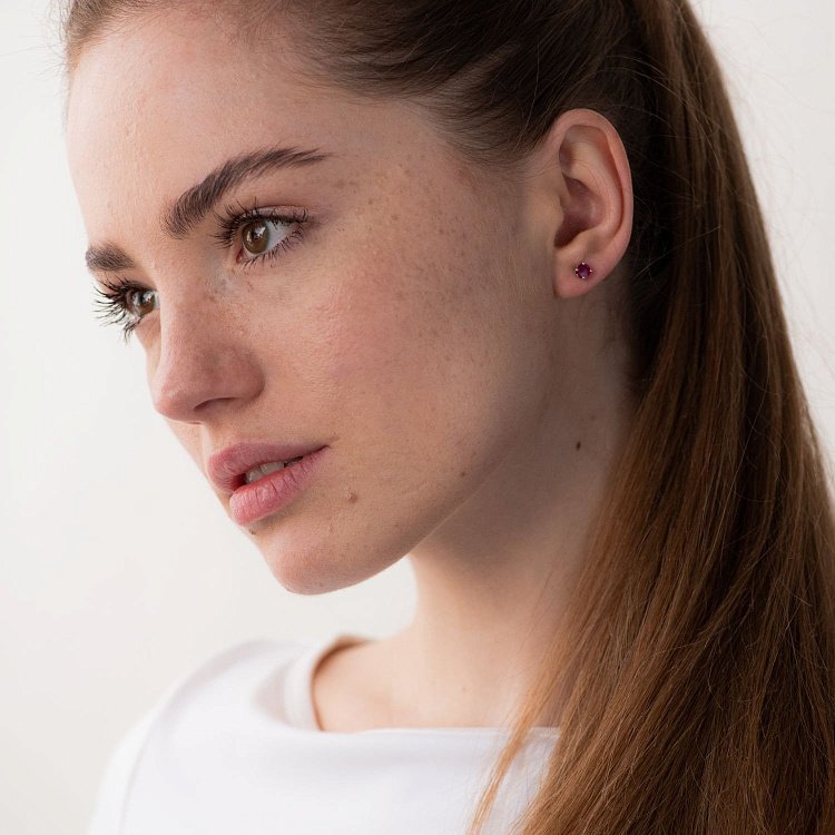 Серьги - пусеты с рубинами в белом золоте с06806 от ювелирного магазина Оникс - 1