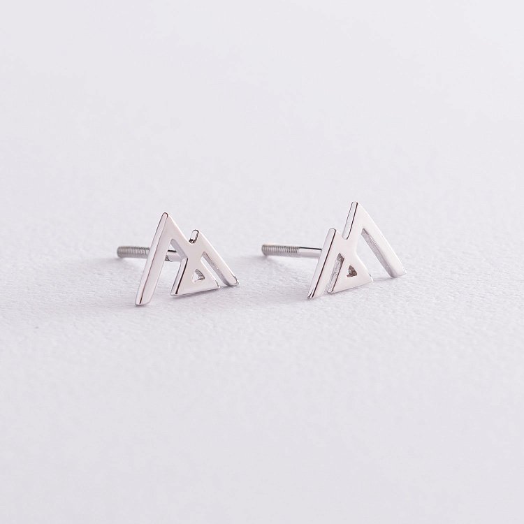 Серьги - пусеты "Горы" в белом золоте с07517 от ювелирного магазина Оникс