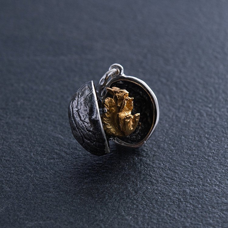 Серебряная подвеска "Белочка в орешке" ручной работы 133107 от ювелирного магазина Оникс - 2