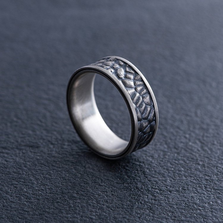 Серебряное текстурное кольцо 7098 от ювелирного магазина Оникс