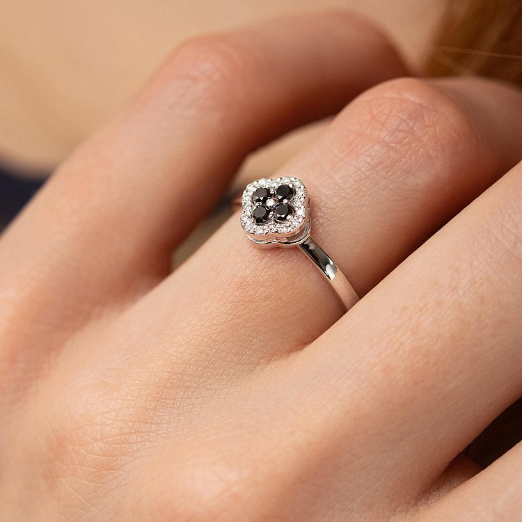 Золота каблучка "Конюшина" з діамантами 233801122 від ювелірного магазину Онікс - 2