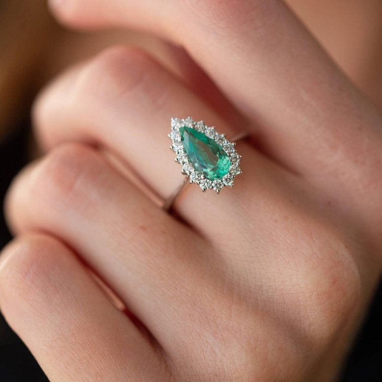 Золота каблучка зі смарагдом і діамантами 228851521 від ювелірного магазину Онікс - 3