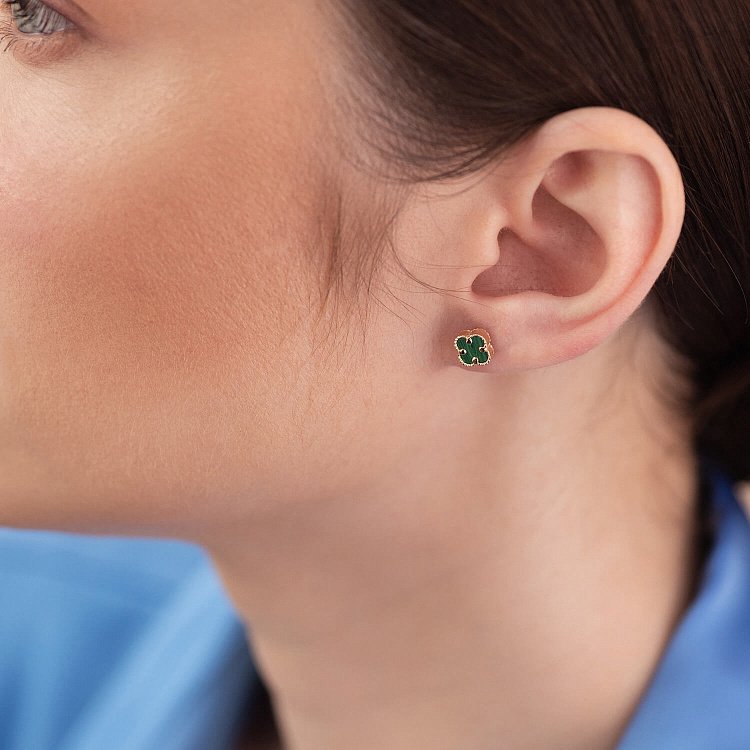 Сережки - пусети "Конюшина" з малахітом mini (жовте золото) с08407 від ювелірного магазину Онікс - 3