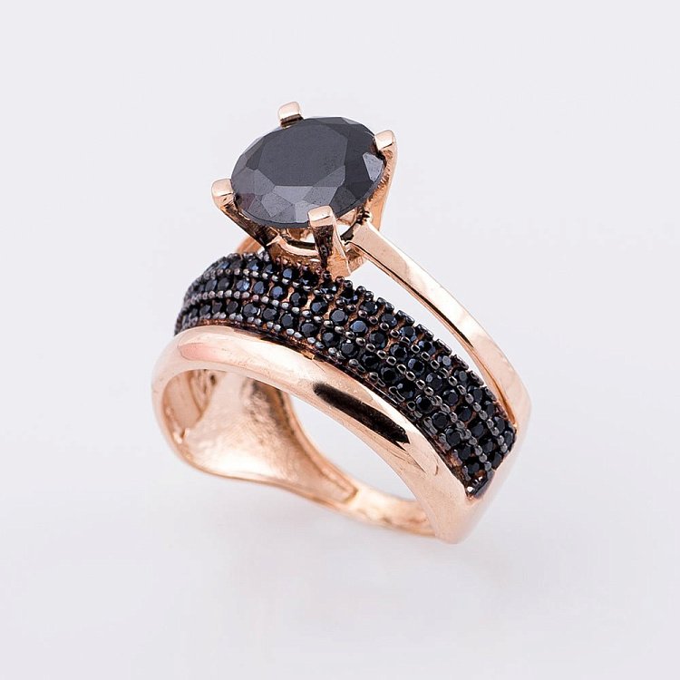 Золотое кольцо с черными фианитами к04758 от ювелирного магазина Оникс - 2