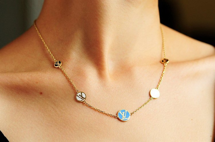 Золотое колье с эмалью LGP9159 от ювелирного магазина Оникс - 1