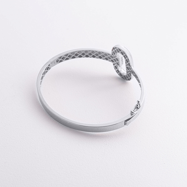 Жесткий браслет "Alice" в белом золоте (фианиты) б05748 от ювелирного магазина Оникс - 2