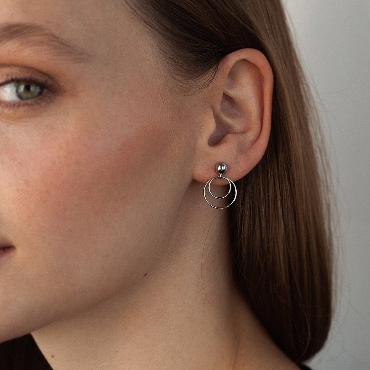 Серебряные серьги - пусеты "Кольца" 122558 от ювелирного магазина Оникс - 2