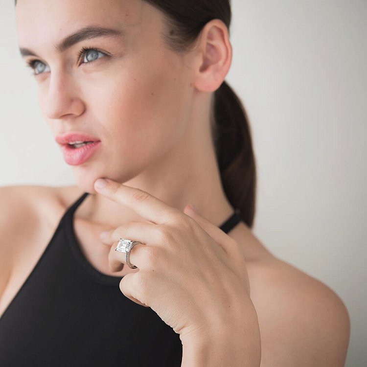 Срібний перстень з фіанітом 111781 від ювелірного магазину Онікс - 2