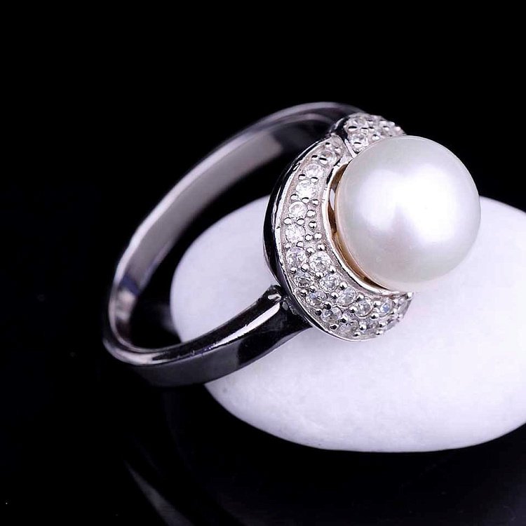 Серебряное кольцо с фианитами и культ. пресн. жемчугом 111084 от ювелирного магазина Оникс