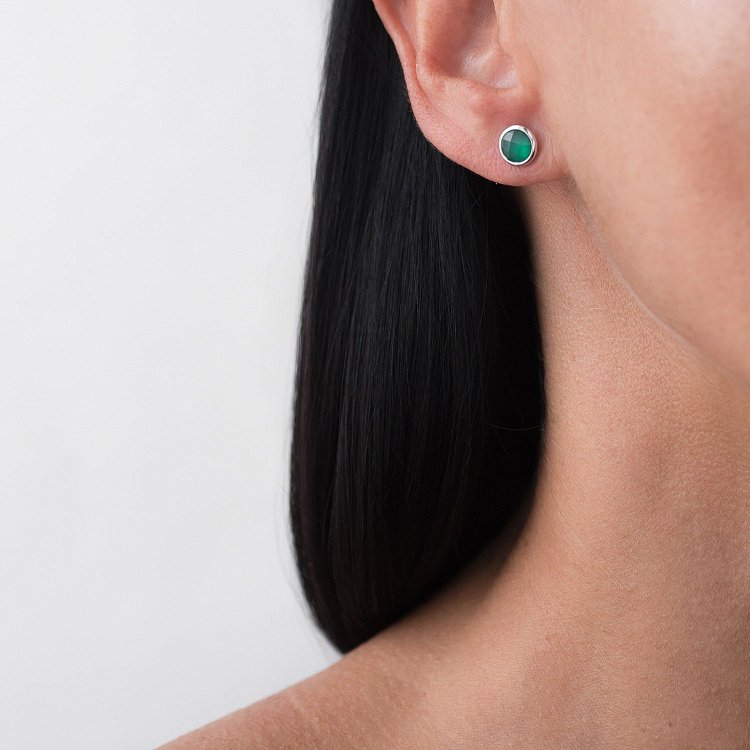 Золотые серьги-пусеты с ониксом с06298 от ювелирного магазина Оникс - 1