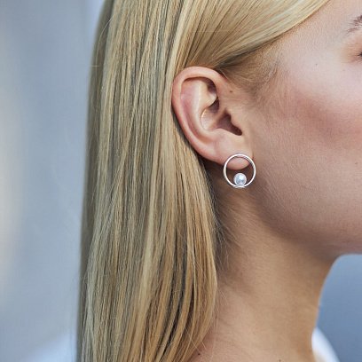 Серебряные серьги-пусеты "Круговорот" с жемчугом 122551