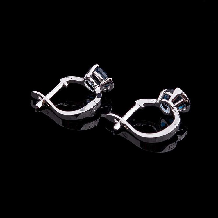 Золотые серьги с топазом Лондон голубой и бриллиантами C01157E от ювелирного магазина Оникс - 1