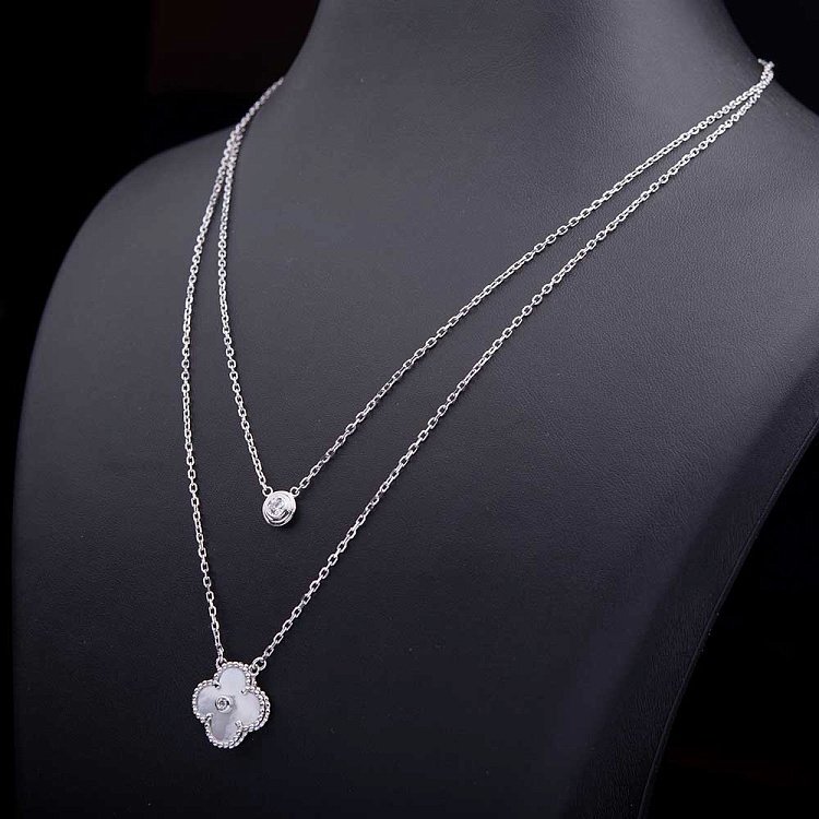 Срібне кольє "Конюшина" з фіанітом і перламутром 18350 від ювелірного магазину Онікс