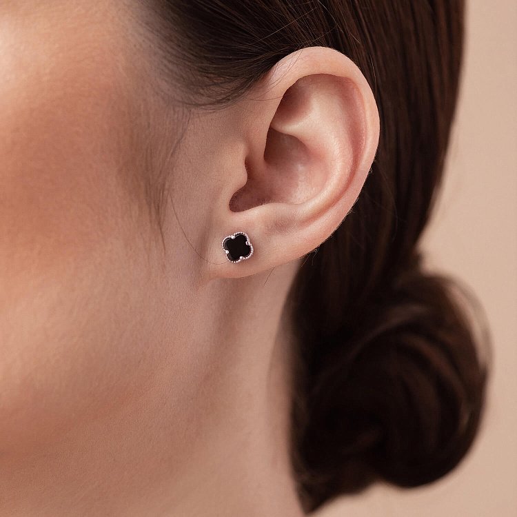 Серебряные серьги - пусеты "Клевер" с ониксом mini 123296 от ювелирного магазина Оникс