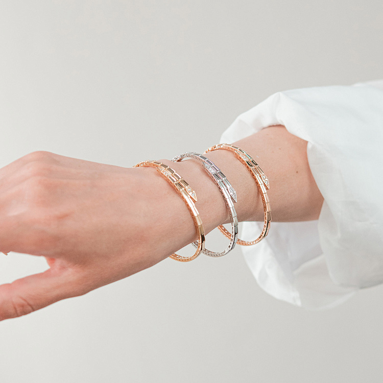 Жесткий браслет "Змея" в красном золоте (фианиты) б05621 - 1 Жесткий браслет "Змея" в красном золоте (фианиты) б05621 от ювелирного магазина Оникс - 1