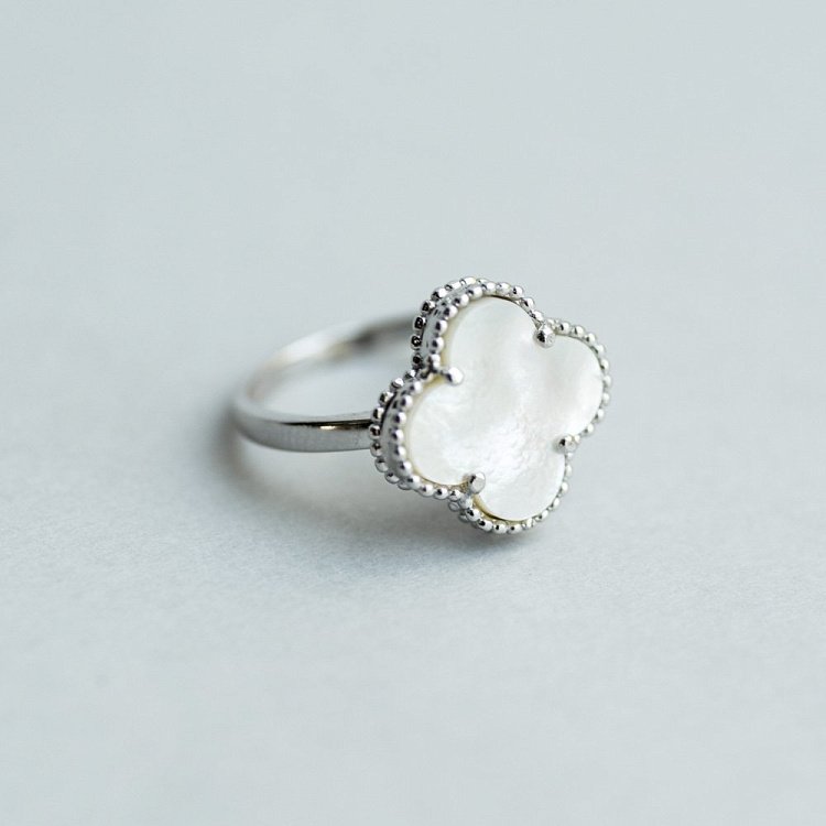 Срібна каблучка ""Конюшина"" з перламутром 111626 від ювелірного магазину Онікс - 7