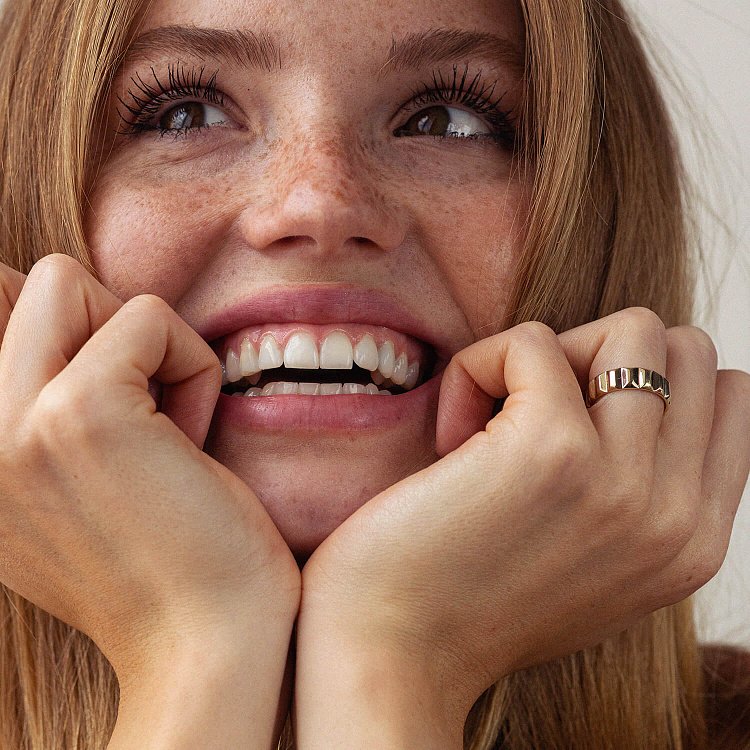 Кольцо "Frederika" в желтом золоте к07584 от ювелирного магазина Оникс - 13