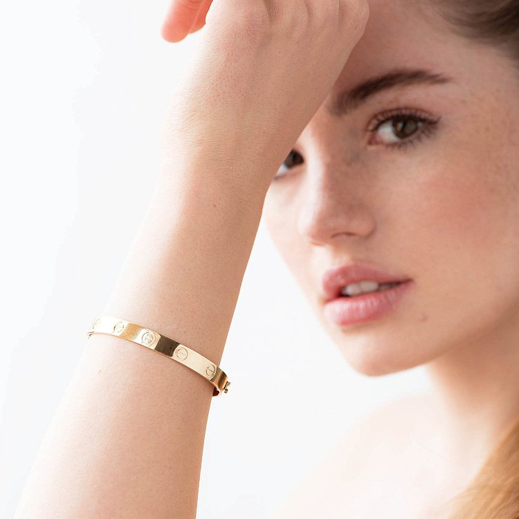 Жесткий браслет "Love" из желтого золота (0.6 см) б04065 от ювелирного магазина Оникс - 4