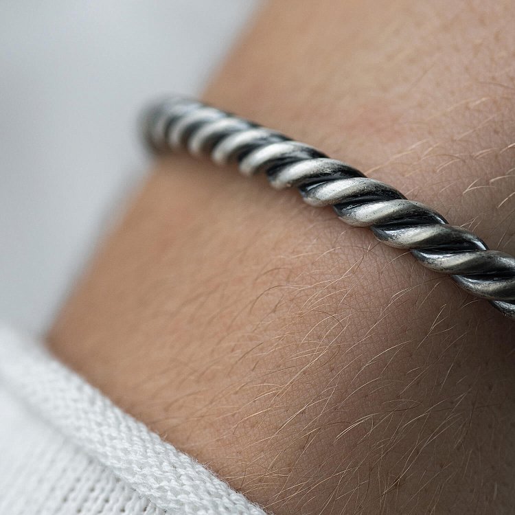 Жесткий серебряный браслет 141643 от ювелирного магазина Оникс - 3