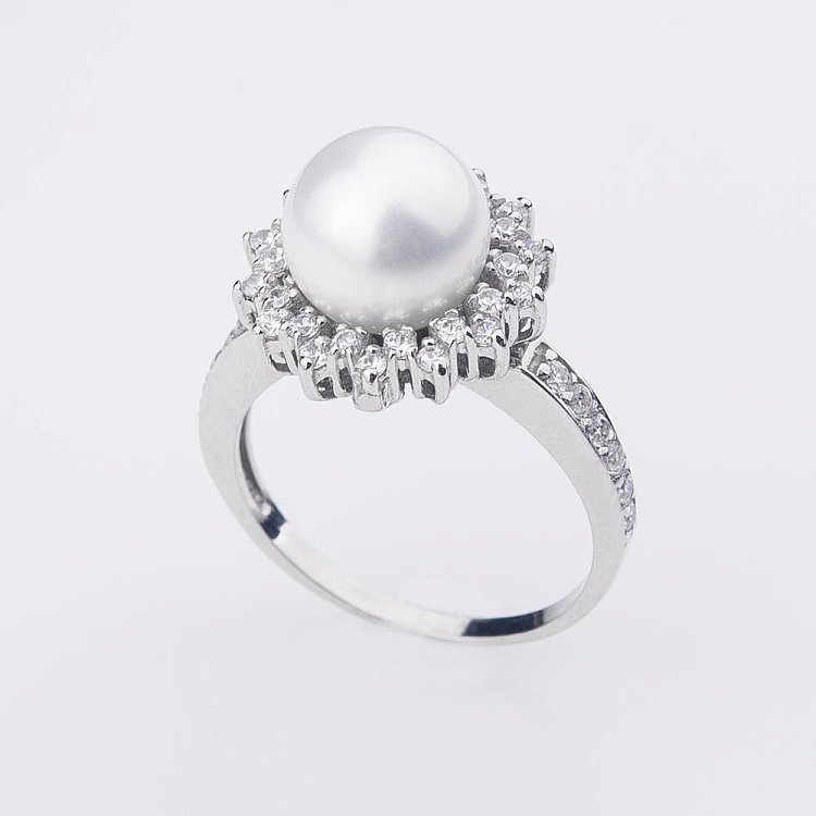 Золота каблучка з штучними перлами і фіанітами к01675ж від ювелірного магазину Онікс