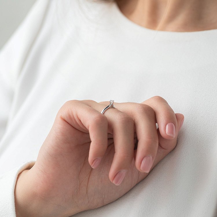 Помолвочное кольцо в белом золоте (куб. цирконий Swarovski) к06312 от ювелирного магазина Оникс - 1