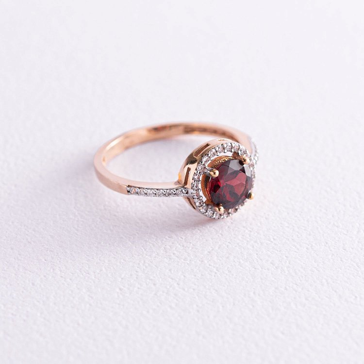 Золота каблучка з піропом (гранатом) і фіанітами к04625 від ювелірного магазину Онікс