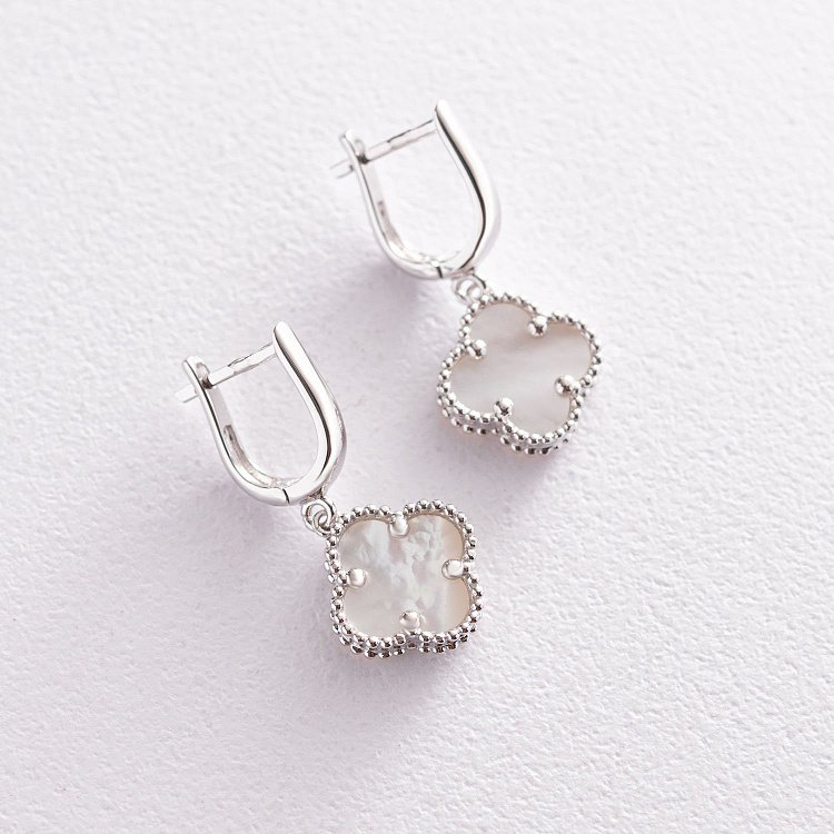 Серьги "Клевер" в белом золоте (перламутр) с07115 от ювелирного магазина Оникс - 1