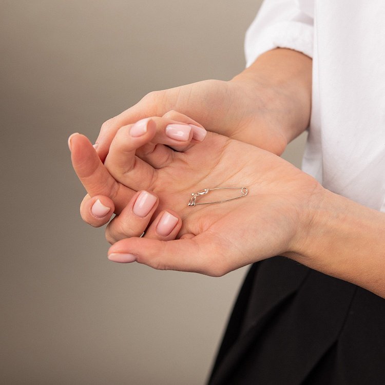 Серебряная булавка "Бантик" 21005 от ювелирного магазина Оникс - 1