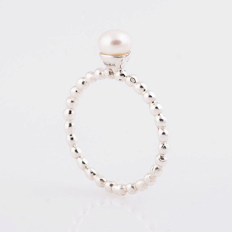 Женское кольцо с жемчугом 111716 - 1 Женское кольцо с жемчугом 111716 от ювелирного магазина Оникс - 1