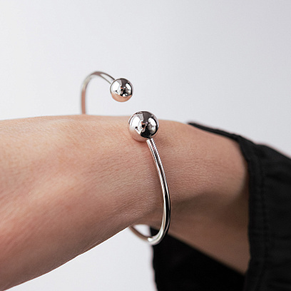 Жорсткий браслет "Кульки" у білому золоті б05509 №4