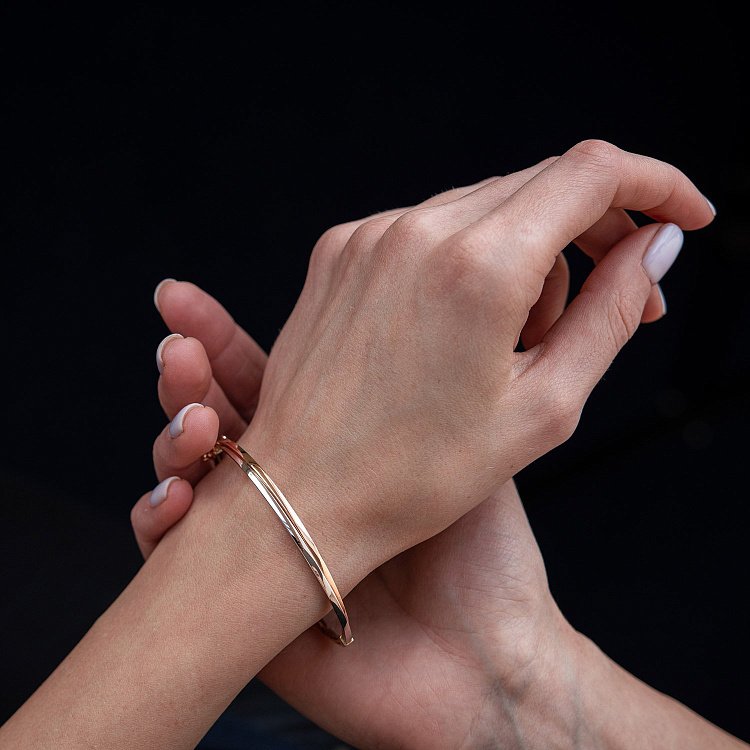 Жорсткий золотий браслет б04785 від ювелірного магазину Онікс - 3