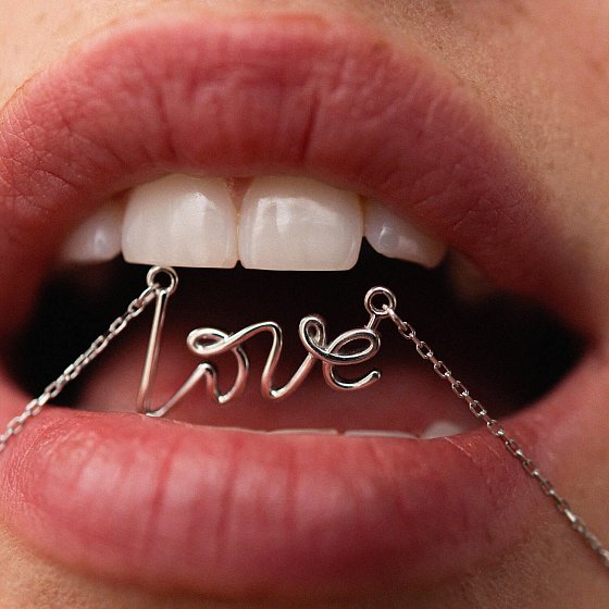 Колье "Love" в белом золоте кол02266