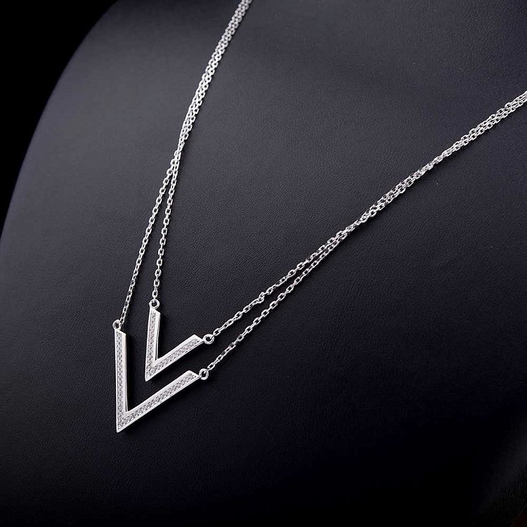 Серебряное колье с фианитами 18306 от ювелирного магазина Оникс