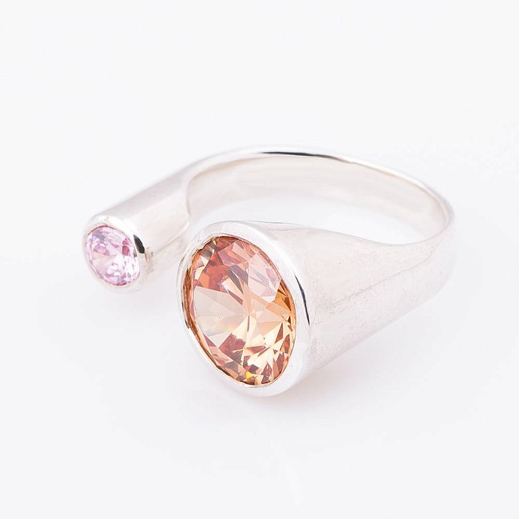 Серебряное кольцо с фианитами 111719 от ювелирного магазина Оникс - 1