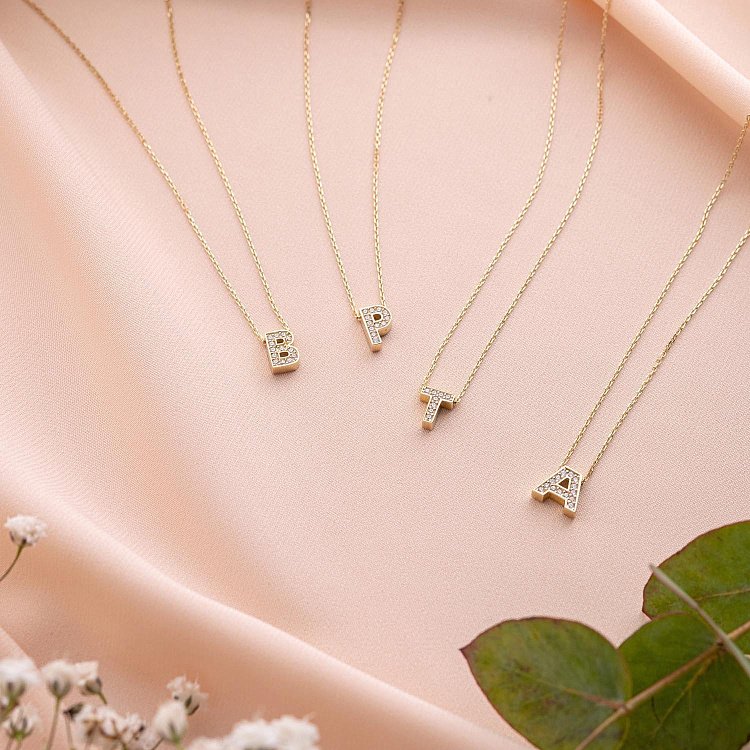 Кольє з буквою "М" в жовтому золоті (фіаніти) кол01165М від ювелірного магазину Онікс - 3