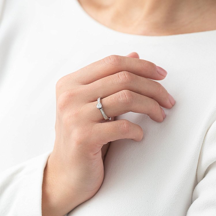 Срібна каблучка з фіанітами 112308 від ювелірного магазину Онікс - 3