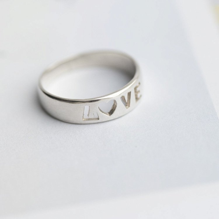 Срібний перстень "Love" 111718 Срібний перстень "Love" 111718 від ювелірного магазину Онікс