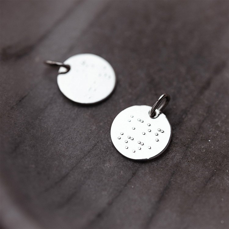 Серебряный кулон с индивидуальной гравировкой шрифтом Брайля (17 мм) 132722br от ювелирного магазина Оникс