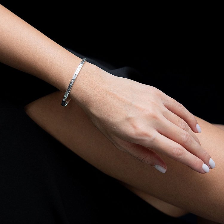 Жесткий серебряный браслет "Римские цифры" с фианитами 141326 от ювелирного магазина Оникс - 2