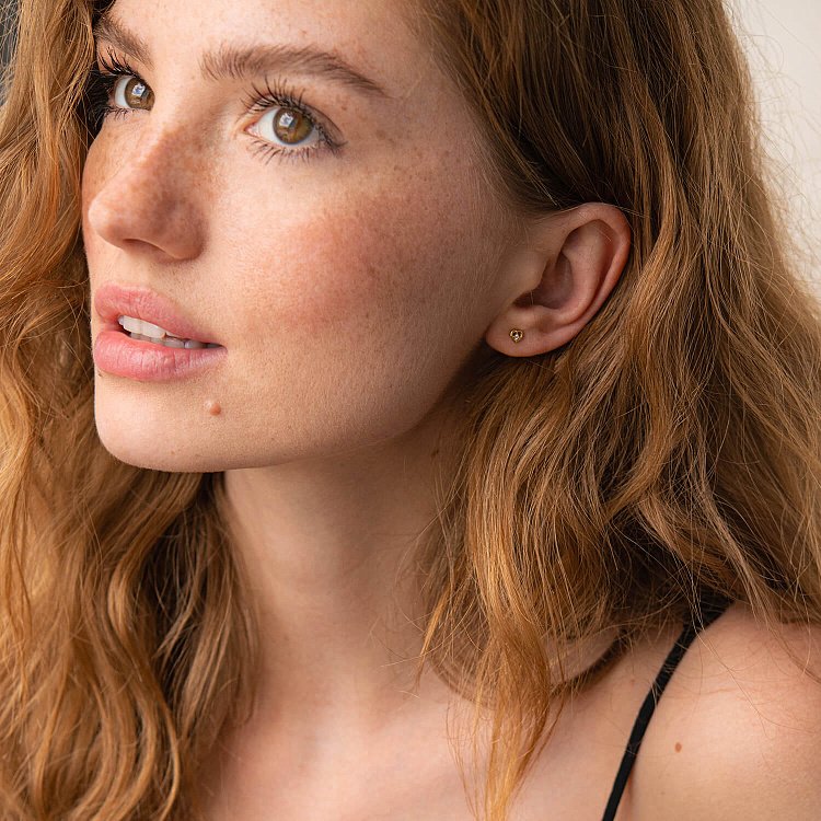 Сережки - пусети "Сердечки" у жовтому золоті (фіаніти) с07935 від ювелірного магазину Онікс - 3