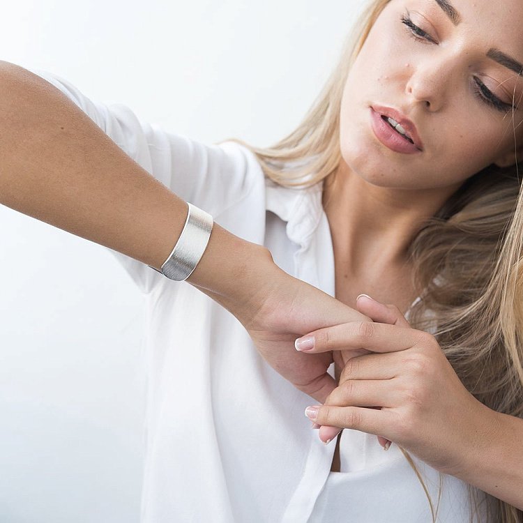 Жорсткий браслет ручної роботи зі срібла 141381 від ювелірного магазину Онікс - 5