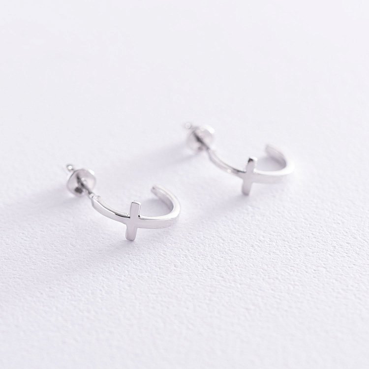 Серьги - пусеты "Крестики" в белом золоте с07012 от ювелирного магазина Оникс