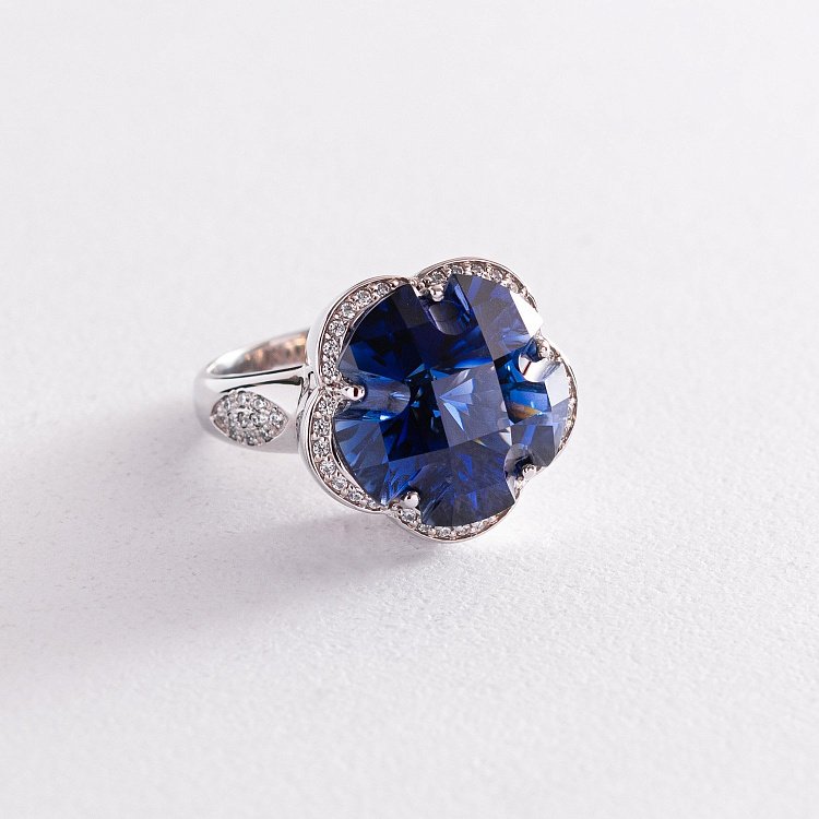 Золотое кольцо "Цветок" с синим сапфиром к1005 Золотое кольцо "Цветок" с синим сапфиром к1005 от ювелирного магазина Оникс