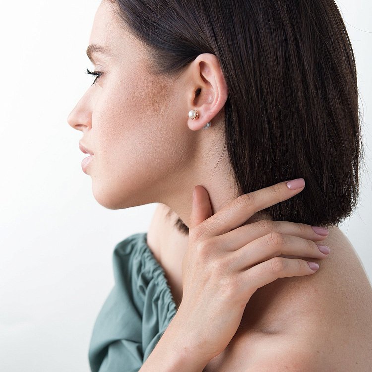 Золоті сережки-пусети (фіаніт, культ. прісн. перлини) с04116 від ювелірного магазину Онікс - 4